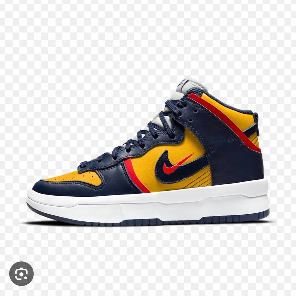 WMNS Nike Dunk High Up Never Been Worn comes with box top